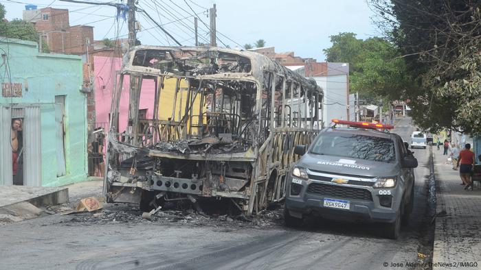 Delincuentes prendieron fuego a un autobús de transporte público en Natal, capital de Rio Grande do Norte. Los ataques con disparos e incendios en edificios públicos, comercios y vehículos se registraron en 29 ciudades.