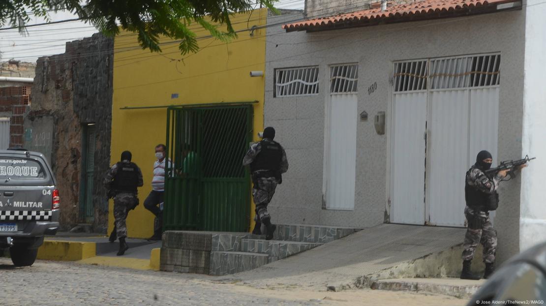Policiais procuram suspeitos de ataques em Natal Policiais procuram suspeitos de ataques em Natal