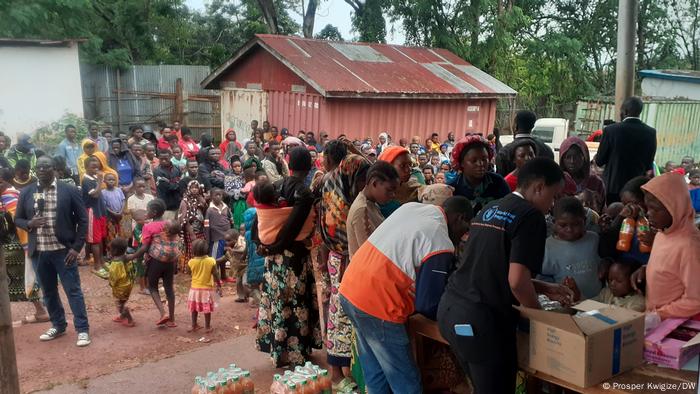 Kigoma, Tansania: Gefüchtete aus der DR Kongo warten auf Lebensmittelspenden (Foto: Prosper Kwigize/DW)