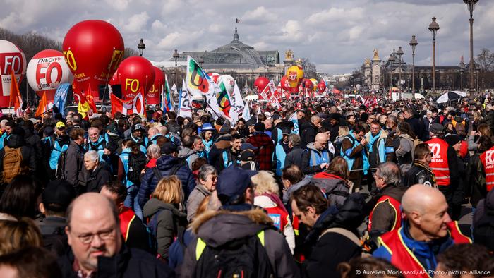 Protestmarsch gegen die Rentenreformpläne der Regierung in Paris.