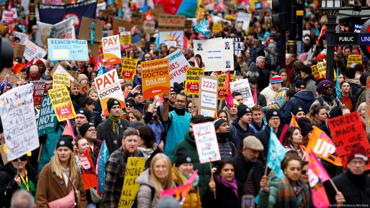 UK Strike expands from doctors to include other workers DW 03/15/2023