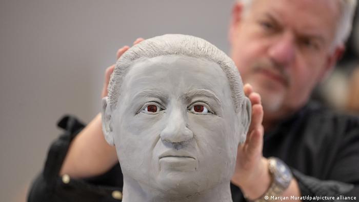 Πρόσωπο αγνώστου κρανίου αποκτά μορφή και χρώμα.