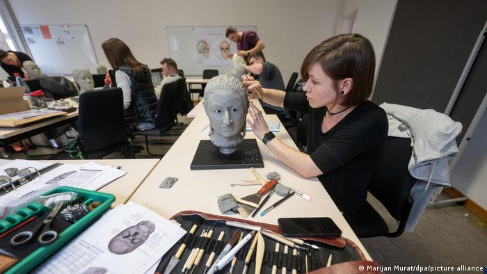 Εικόνα διαμόρφωσης προσώπου σε εγκληματολογικό εργαστήριο.