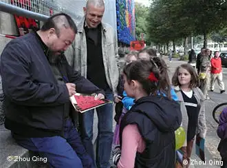 2009年,艾未未在德国慕尼黑作So Sorry展览时,在街头为孩子们签名