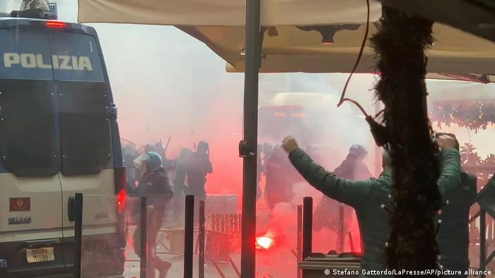 Zusammenstöße zwischen der Bereitschaftspolizei und Anhängern von Eintracht Frankfurt in Neapel