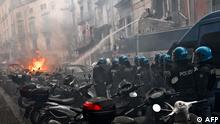 15/03/2023 This photo obtained from Italian news agency Ansa shows a anti-riot policemen move beside a truck extinguishing the blaze of a police car after it was set on frie during clashes between Eintracht Frankfurt fans and police on March 15, 2023 in downtown Naples prior to the UEFA Champions League round of 16, second leg football match between SSC Napoli and Eintracht Frankfurt to be played at the Diego-Maradona stadium in Naples. - Eintracht Frankfurt fans clashed with police on March 15 after arriving in Naples despite not having tickets for their team's Champions League decider with Napoli. (Photo by Ciro FUSCO / ANSA / AFP) / Italy OUT