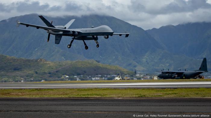 Esta foto del 6 dej julio de 2022 muestra un dron MQ-9 Reaper de la Fuerza Aérea de Estados Unidos, que aterriza en la Estación Aérea del Cuerpo de Marines de Kaneohe Bay, Hawái,