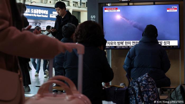 Un grupo de personas en una estación de tren de Seúl observa un televisor que emite la noticia sobre Corea del Norte disparando un misil balístico al mar frente a la costa este surcoreana.