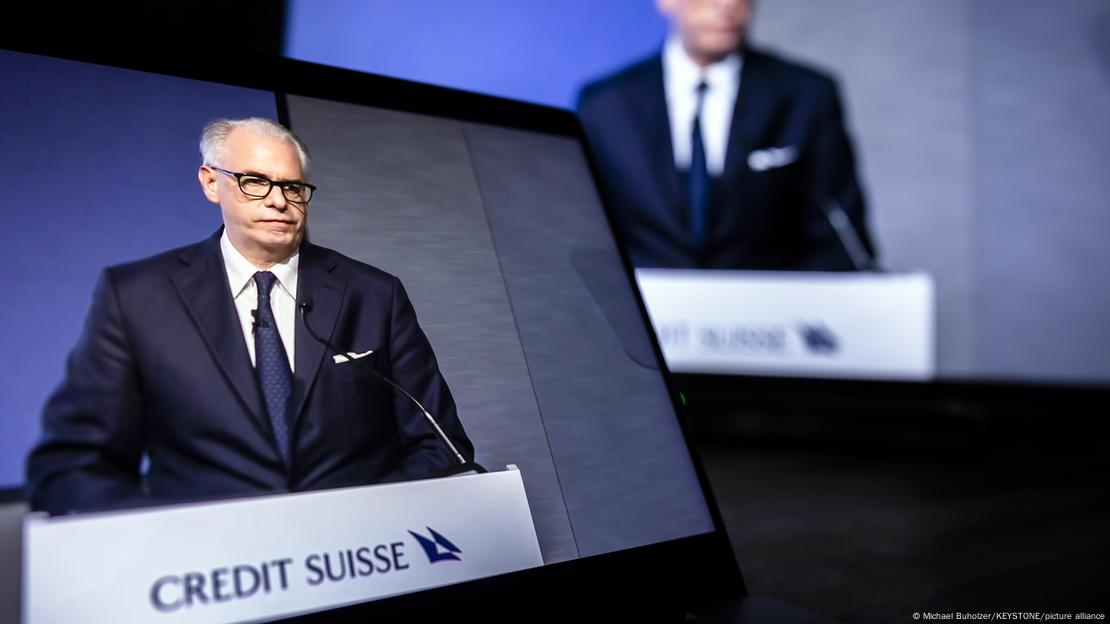 Imagem de homem de óculos e cabelos brancos, usando terno e gravata e diante de púlpito do banco Credit Suisse aparece em duas telas sobrepostas.