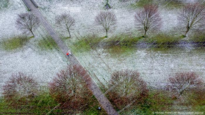 Parece una pintura de museo, pero es una vista aérea de un parque en Frankfurt, Alemania. Poco a poco las bajas temperaturas comienzan a darle paso a días más cálidos y soleados, a medida que sucede la transición de invierno a primavera en el país europeo. Y como es costumbre, los residentes del país no resisten al tentación de ir por una caminata.