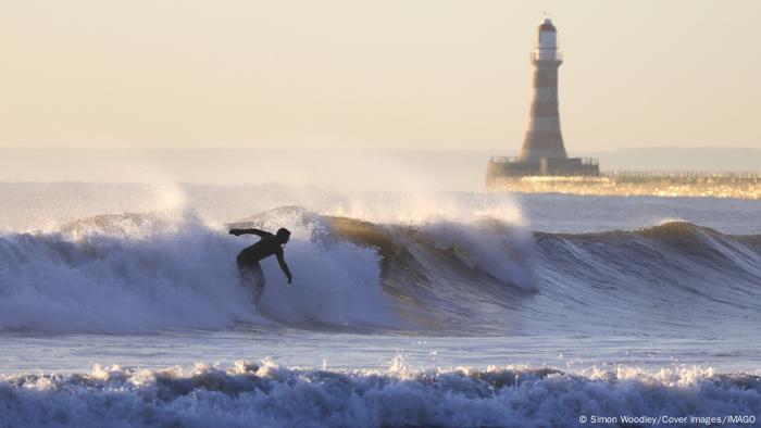 Si cree que le da frío, imagínese este surfista que se lanzó a surfear en estas aguas al amanecer en Seaburn, Sunderland, Reino Unido, donde las temperaturas de -4 grados harían a cualquiera dudar sobre si es de locos entrar al agua. ¿O sí lo intentaría?