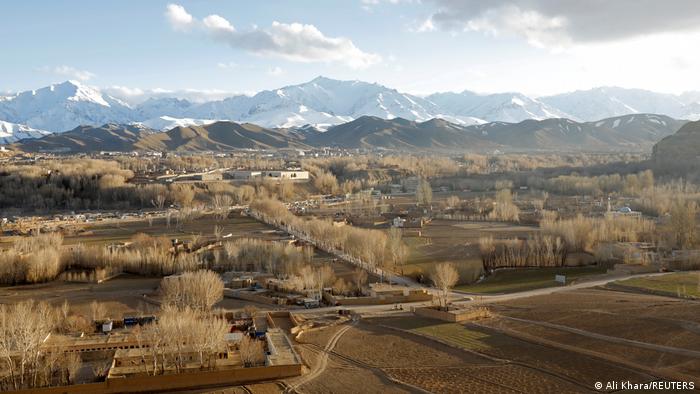 Übersicht über die Provinz Bamiyan. Im Hintergrund schneebedeckte Berggipfel.