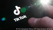 Das TikTok-Logo ist auf einem Mobiltelefon zu sehen. In mehreren Kinos in Deutschland und anderen Ländern ist es in den vergangenen Tagen zu Ausschreitungen gekommen, während dort «Creed III» lief. Im Netzwerk TikTok bekommen Videos der Stör-Aktionen große Aufmerksamkeit. (zu dpa-Korr Junge Leute randalieren in Kinos - Polizei: Hinweise auf TikTok-Trend) +++ dpa-Bildfunk +++