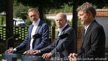 Christian Lindner (l-r, FDP), Bundesfinanzminister, Olaf Scholz (SPD), Bundeskanzler, und Robert Habeck (Bündnis 90/Die Grünen), Bundesminister für Wirtschaft und Klimaschutz, geben am Rande der Klausur des Bundeskabinetts vor dem Schloss Meseberg ein Pressestatement ab. Themen der Klausur sind die Energiekrise und Preissteigerungen. Beraten wird unter anderem über die Energieversorgung im Herbst und Winter, die Nationale Sicherheitsstrategie, die beruflichen Bildung und eine Digitalstrategie.