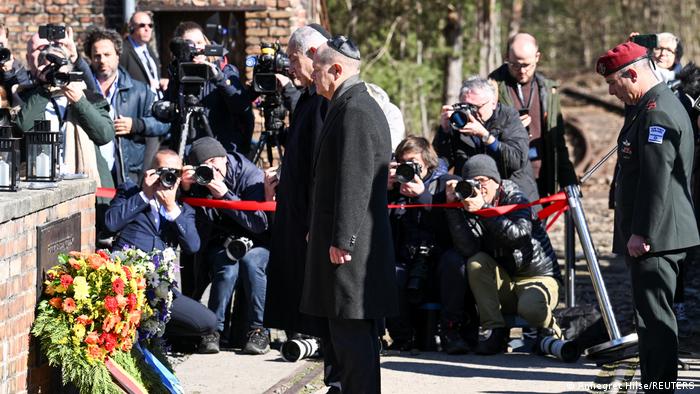 Netanjahu und Scholz, beide mit Kippa, in stillem Gedenken an Gleis 17 umringt von Fotografen