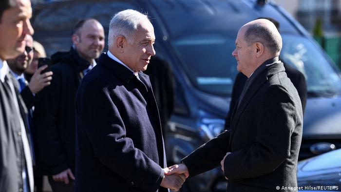 Θερμή υποδοχή στην καγκελαρία