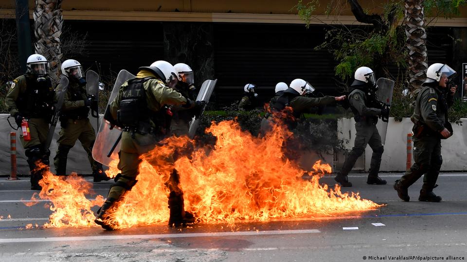 Yunanistan'ın başkenti Atina'da, 28 Şubat'taki tren kazası nedeniyle hükümeti protesto gösterisinde, eylemcilerin molotof kokteylli saldırısında alevler arasında kalan polisler - (16.03.2023)