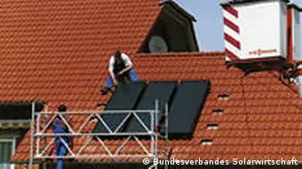 auf Dach wird Solaranlage installiert http://www.solarwirtschaft.de/medienvertreter/fotoarchiv.html +++Bundesverbandes Solarwirtschaft+++