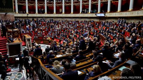 Συνταξιοδοτικό: Το "ξεκούρδιστο ρολόι" του Μακρόν