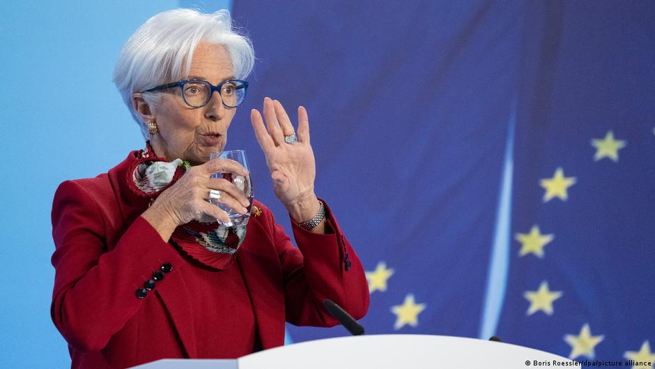 EZB hält Kurs und hebt Zins an