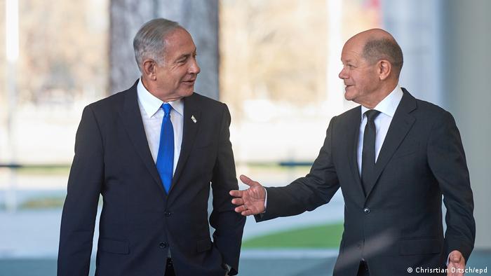 Scholz und Netanjahu stehen sich anscheinend gutgelaunt gegenüber