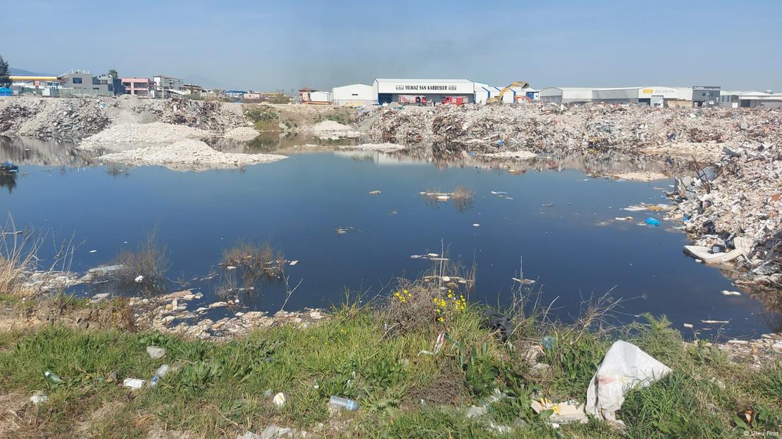 Hatay'da enkaz yığınları suya karışıyor Hatay'da enkaz yığınları suya karışıyor