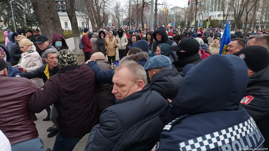 Штовханина на антиурядовій демонстрації в Кишиневі, 16 березня 2023 року Штовханина на антиурядовій демонстрації в Кишиневі, 16 березня 2023 року