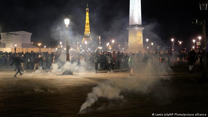 Los gases lacrimógenos envuelven a los manifestantes en la plaza de la Concordia, en París.