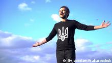 Swjatoslaw Wakartschuk ist ein ukrainischer Sänger, Songwriter, sozialer Aktivist und Gründer der ukrainischen politischen Partei Stimme, die nach der Parlamentswahl 2019 in die Werchowna Rada einzog. Er ist Frontsänger der international erfolgreichen Band Okyan Elzy