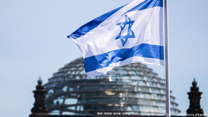 Deutschland Berlin | Israelische Flagge vor der Reichstagskuppel