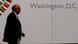 Ein Passant geht am Logo des Frühjahrstreffens von IWF und Weltbank 2011 vorbei (Foto: DW) Ein Passant geht am Logo des Frühjahrstreffens von IWF und Weltbank 2011 vorbei (Foto: DW)