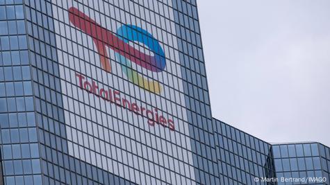 Логотип концерна TotalEnergies на его штаб-квартире в деловом районе Парижа Ля Дефанс 