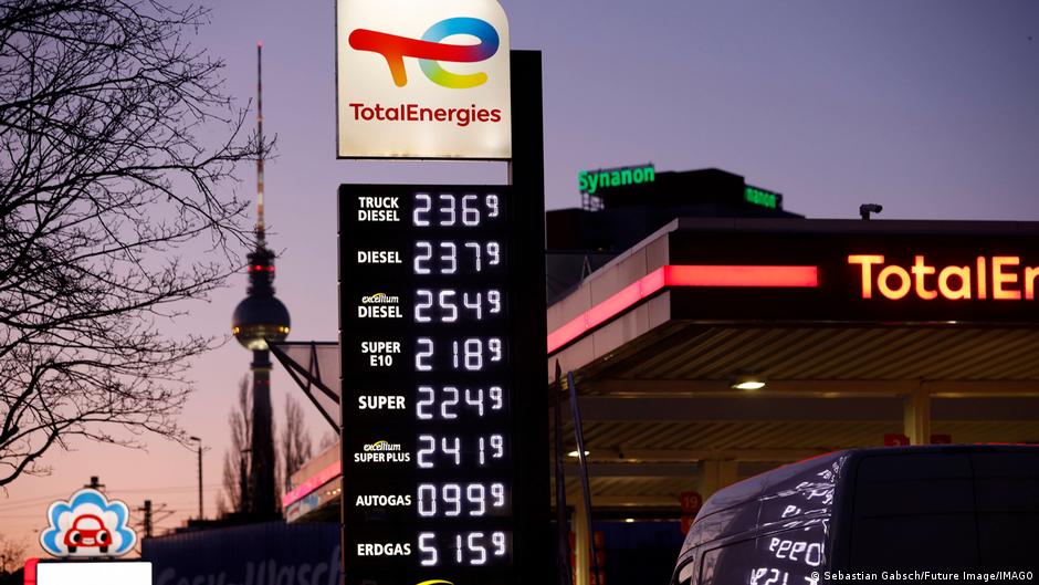 Climate activists target fossil fuel shareholders – DW – 06/19/2023 - Vimarsana News