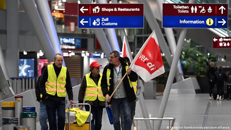 Забастовка. Во время проведения забастовки. Правовое положение работников при проведении забастовки. Иллюстрация и демонстрация. Участие работника забастовки.