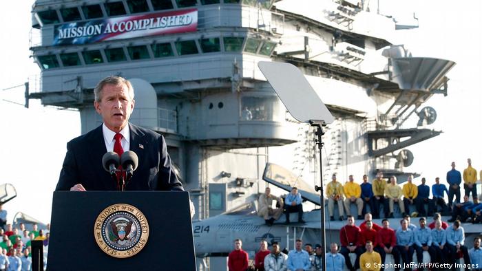 George W. Bush erklärt Irakkrieg für beendet auf einem Flugzeugträger