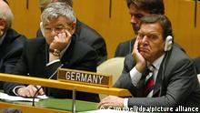 Bundesaußenminister Joschka Fischer (l) und Bundeskanzler Gerhard Schröder verfolgen am 23.9.2003 die 58. Generaldebatte der UN-Vollversammlung in New York. Kanzler Schröder wird am 24.9. vor der UN- Vollversammlung in New York sprechen. Dabei will er ein klares Bekenntnis zur führenden Rolle der Vereinten Nationen beim Schlichten internationaler Konflikte ablegen. Zuvor wird Schröder erstmals seit dem Irak-Streit zu einem Vier-Augen-Gespräch mit US-Präsident Bush zusammenkommen. Dabei soll die politische Zukunft des Iraks im Mittelpunkt stehen