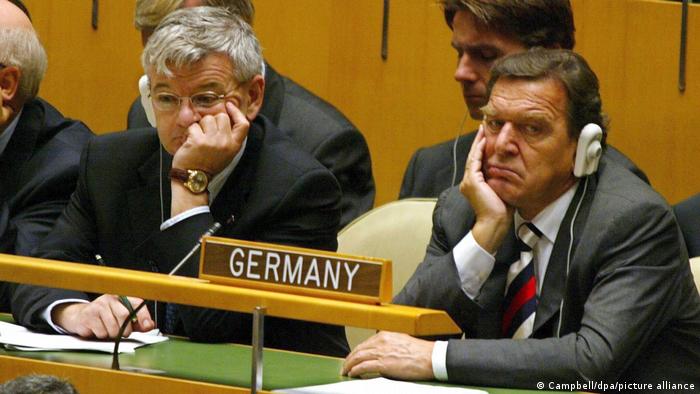 时任德国总理施罗德和外长费舍尔反对美国对伊拉克采取军事行动