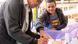 Hombre cambia pañal a una muñeca en Escuela de Hombres al Cuidado, Bogotá, Colombia. Hombre cambia pañal a una muñeca en Escuela de Hombres al Cuidado, Bogotá, Colombia.