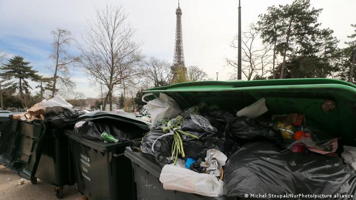 Frankreich l Proteste gegen die neue Rentenreform in Paris l Müllberge am Eiffelturm