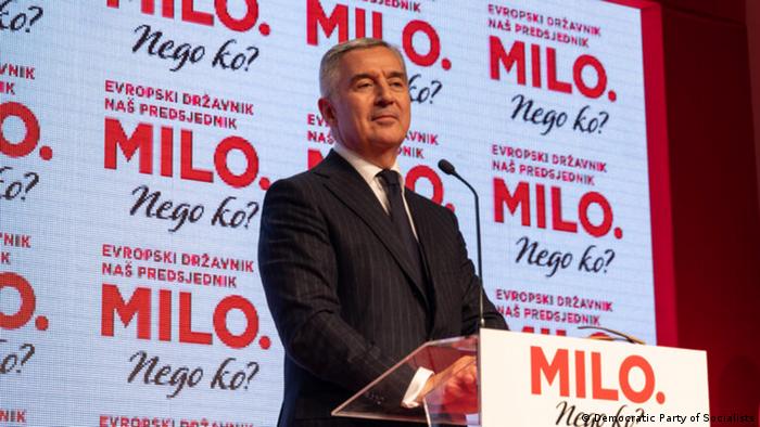 Montenegro: Milo Djukanovic im Wahlkampf am Rednerpult