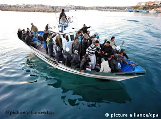 乘船到达意大利兰佩杜萨岛的北非难民