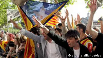 Manifestants dans les rues de Barcelone, la capitale de la Catalogne