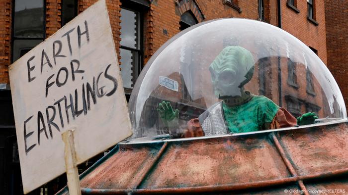 Este extraterrestre también participa en el desfile de San Patricio, en Dublin, Irlanda, el cual se celebra cada 17 de marzo. En este país la festividad es tan importante que hay grandes procesiones, desfiles, misas y bailes callejeros. Sin embargo, la ocasión es celebrada en grande en muchos lugares del mundo, entre ellos Alemania.