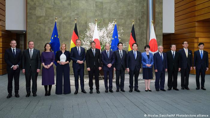 德国总理肖尔茨、日本首相岸田文雄和两国12位部长（各六位）3月18日在东京举行会谈