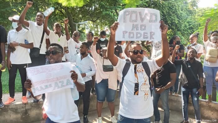 Mosambik: Protestierende mit Povo-no-Poder-Plakaten in Maputo (18.03.2023)