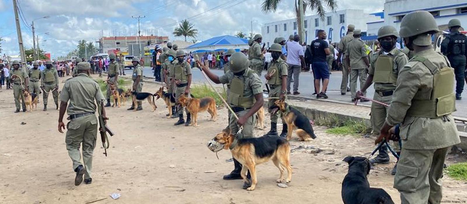 Polícia moçambicana passa rusga a instalações da Renamo e confisca 40 armas  3:15