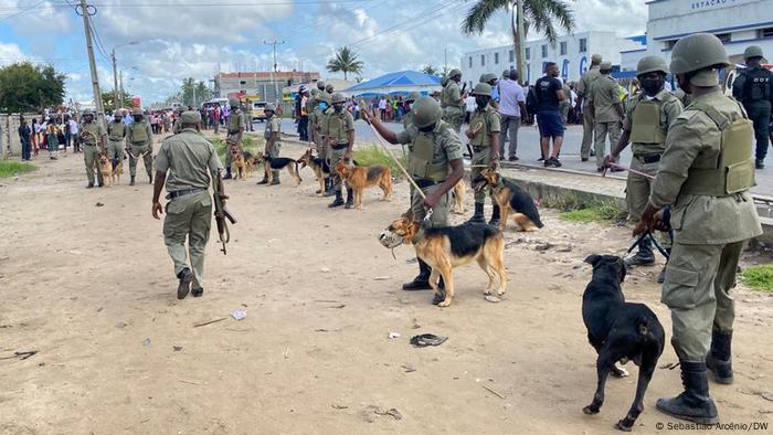 Mosambik: Polizeiaufgebot in Beira aus Anlass eines Azagaia-Trauermarschs (18.03.2023)