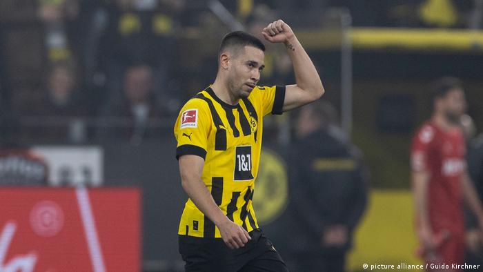Dortmunds Raphael Guerreiro bejubelt seinen Treffer zum 1:0 gegen den 1. FC Köln.