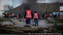 Mitglieder des Allgemeinen Französischen Gewerkschaftsbundes (CGT) blockieren den Zugang zu den Ölterminals der Total Energies-Raffinerie während einer Protestaktion gegen die geplante Rentenreform. Das Vorgehen von Frankreichs Regierung, Macrons umstrittene Rentenreform einfach durchzudrücken, sorgt landesweit für Proteste. +++ dpa-Bildfunk +++