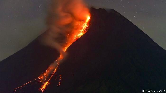 El monte Merapi, en Indonesia, uno de los volcanes más activos del mundo, volvió a entrar en erupción y arrojó cenizas calientes y material volcánico. El Merapi ya había entrado en erupción días antes y envió material volcánico 3.000 metros por encima de su cima. Entonces, la lluvia de ceniza volcánica cubrió al menos ocho pueblos cercanos.